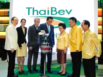 พล.อ.ประยุทธ์ จันทร์โอชา นายกรัฐมนตรี ให้เกียรติร่วมเปิดบูธไทยเบฟ มี วิเชฐ ตันติวานิช ผช.กก.ผอ.ใหญ่ และ ม.ล.รดีเทพ เทวกุลรองผู้อำนวยการสำนักสื่อสารองค์กร บมจ.ไทยเบฟเวอเรจ ต้อนรับ
