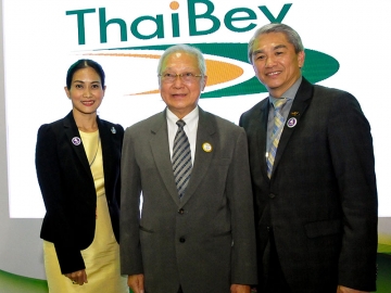 ม.ล.รดีเทพ เทวกุล, มนู เลียวไพโรจน์ และ วิเชฐ ตันติวานิช ร่วมถ่ายภาพหน้าบูธไทยเบฟ