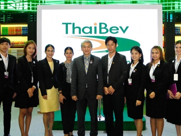 วิเชฐ ตันติวานิช กับเจ้าหน้าที่ไทยเบฟ