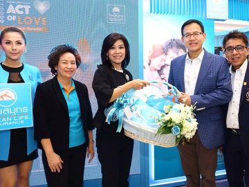 รักเต็มพลัง : นุสรา (อัสสกุล) บัญญัติปิยพจน์ กก.ผจก.บมจ.ไทยสมุทรประกันชีวิต มอบของที่ระลึกให้แก่ สุทธิพล ทวีชัยการ เลขาธิการคณะกรรมการกำกับและส่งเสริมการประกอบธุรกิจประกันภัย ซึ่งแวะชมบูธของบริษัท ในงานวันประกันชีวิตแห่งชาติ ครั้งที่ 17 ที่ ศูนย์การค้าเซ็นทรัลพลาซา เวสต์เกต นนทบุรี