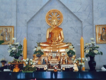 พระประธาน “หลวงพ่อพระพุทธโสธรจำลอง” พร้อมพระบรมฉายาลักษณ์ของสมเด็จพ่อและสมเด็จแม่ของแผ่นดิน ณ ศูนย์กลางปฏิบัติธรรมพุทธสถานตุลาการเฉลิมพระเกียรติ