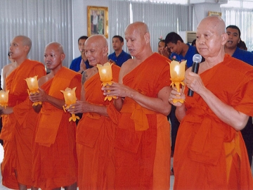 เจ้าอาวาสและพระสงฆ์จากวัดไผ่เหลือง นำสวดมนต์ก่อนจะประกอบพิธีเวียนเทียนถวายเป็นพุทธบูชา เนื่องในวันอาสาฬหบูชา และเข้าพรรษา