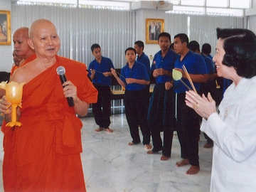 ดร.ศุลีมาศ สุทธิสัมพัทน์ ประธานมูลนิธิสถานฝึกและอบรมเด็กและเยาวชนสิรินธร กราบนมัสการเจ้าอาวาสและพระสงฆ์จากวัดไผ่เหลือง พร้อมนิมนต์ให้นำเด็กเยาวชนและแขกผู้มีเกียรติเวียนเทียนรอบศาลาใหญ่