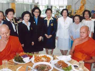 วารุณวรรณ ตั้งสุวรรณ ประธานชมรมคู่สมรสตุลาการศาลยุติธรรม, ดร.ศุลีมาศ สุทธิสัมพัทน์, เภสัชกรหญิงอาภรณ์ สายเชื้อ, รัตนา นรพัลลภ และคณะผู้พิพากษาสมทบ ศาลเยาวชนและครอบครัวกลาง ร่วมกันถวายภัตตาหารเพลแด่พระภิกษุสงฆ์