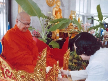 ดร.ศุลีมาศ สุทธิสัมพัทน์ ถวายจตุปัจจัยไทยธรรม แด่พระมหากิตติศักดิ์