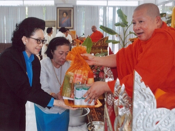สุดาพร ชุตินธรานนท์ และ เภสัชกรหญิงอาภรณ์ สายเชื้อ ถวายเครื่องไทยธรรม