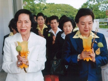 วารุณวรรณ ตั้งสุวรรณ, ดร.ศุลีมาศ สุทธิสัมพัทน์ และคณะกรรมการชมรมคู่สมรสฯ ร่วมกันเดินเวียนเทียนรอบอาคาร