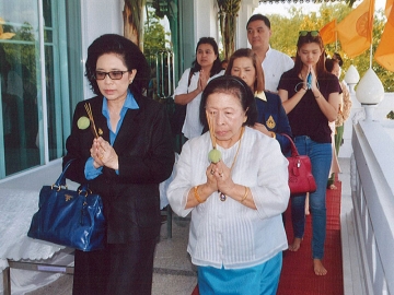 สุดาพร ชุตินธรานนท์ ผู้พิพากษาสมทบ และ เภสัชกรหญิง อาภรณ์ สายเชื้อ ผู้อำนวยการโรงพยาบาลตุลาการเฉลิมพระเกียรติ ร่วมเดินเวียนเทียน