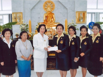 วารุณวรรณ ตั้งสุวรรณ มอบเงินบริจาคให้แก่ ดร.ศุลีมาศ สุทธิสัมพัทน์