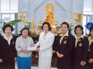 ดร.ศุลีมาศ สุทธิสัมพัทน์ มอบเงินบริจาค จาก วารุณวรรณ ตั้งสุวรรณ ให้แก่เภสัชกรหญิงอาภรณ์สายเชื้อ ผู้อำนวยการโรงพยาบาลตุลาการเฉลิมพระเกียรติต่อไป