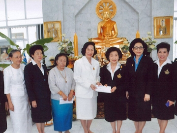 รัตนา นรพัลลภ มอบเงินบริจาคให้แก่ ดร.ศุลีมาศ สุทธิสัมพัทน์