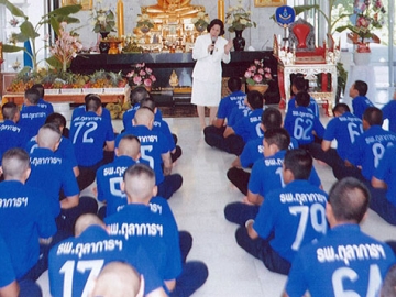 ดร.ศุลีมาศ สุทธิสัมพัทน์ ประธานบริหารพุทธสถานตุลาการเฉลิมพระเกียรติ สอนธรรมะพัฒนาจิตและให้โอวาทแก่เด็กและเยาวชนของโรงพยาบาลตุลาการเฉลิมพระเกียรติ