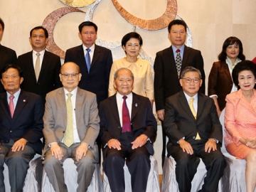 เอกลักษณ์ของความเป็นไทย ธานินทร์ กรัยวิเชียร องคมนตรี ในฐานะประธานคณะที่ปรึกษาพิเศษศูนย์ส่งเสริมศิลปาชีพระหว่างประเทศ(องค์การมหาชน)เป็นประธานในการประชุมร่วมกันของคณะที่ปรึกษาพิเศษ และคณะกรรมการบริหารศูนย์ฯ โดยมี การุณ กิตติสถาพร ปธ.กก.บห.ศูนย์ส่งเสริมศิลปาชีพระหว่างประเทศ, ดร.ศรีภูมิ ศุขเนตร, อรนุช โอสถานนท์, สมพล เกียรติไพบูลย์, สันติ วิลาสศักดานนท์ และ กฤษณา รวยอาจิณ พร้อมด้วยคณะกรรมการฯ ร่วมประชุม ณ โรงแรมเซ็นทาราแกรนด์ฯ ลาดพร้าว