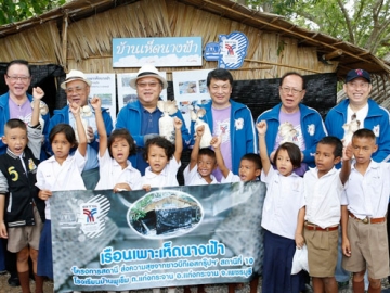 สถานีส่งความสุข คีรี กาญจนพาสน์ ปธ.กก.กลุ่มบริษัทบีทีเอส และคณะผู้บริหาร นำพนักงานไปสร้างโรงเพาะเห็ดนางฟ้า  ลานอเนกประสงค์ พร้อมมอบสิ่งของเครื่องใช้ให้นักเรียน โรงเรียนบ้านพุเข็ม อ.แก่งกระจาน จ.เพชรบุรี โดยมีหน่วยแพทย์เคลื่อนที่ของรพ.วิภาวดี ไปให้บริการตรวจสุขภาพฟรีแก่ชาวบ้านในชุมชนด้วย
