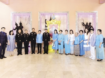 หน้าพระบรมฉายาลักษณ์ สมเด็จพระนางเจ้าฯ พระบรมราชินีนาถ แม่ทัพภาค 1 พลโทเทพพงศ์ ทิพยจันทร์ พร้อมภริยา นริศรา ทิพยจันทร์, พลโทนิรันดร-อัฐพรพิมพ์ สมุทรสาคร, พลตรีเถลิงศักดิ์ พูลสุวรรณ, พลโทอภิรัชต์ คงสมพงษ์, สุมนา อภินรเศรษฐ์, ราชตี-ปัทมาวดี สิงหศิวานนท์, พันเอกหญิงอุษากรณ์ จันทรวงศ์, พัชรา มาดล, นัท มีเรีย, อธิชาติ ชุมนานนท์, ณัฏฐนันท์ ฉวีวงษ์, บุญาพร สาคริก