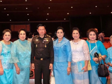 สุมนา อภินรเศรษฐ์ รองประธานวัดป่าสิริวัฒนวิสุทธิ์ในพระองค์พร้อมคณะกรรมการ ราชตี-ปัทมาวดี สิงหศิวานนท์, พ.อ.หญิงอุษากรณ์ จันทรวงศ์, พัชรา มาดล กับแม่ทัพภาค 1 พลโทเทพพงศ์-นริศรา ทิพยจันทร์, พลโทนิรันดร-อัฐพรพิมพ์ สมุทรสาคร, พลตรีเถลิงศักดิ์ พูลสุวรรณ