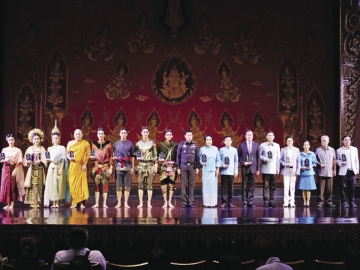 พลโทเทพพงศ์ ทิพยจันทร์ แม่ทัพภาค 1 มอบโล่แก่ผู้ให้การสนับสนุน สุมนา อภินรเศรษฐ์, สหภูมิ ภูมิธฤติรัฐ, อนุทิน ชาญวีรกูล, ปกรณ์ พรพิสุทธิ์, ณัฏฐนันท์ ฉวีวงษ์, วันทนีย์ ม่วงบุญ, รศ.ดร.สมพร แสงชัย, จักรสุรักษ์ จันทรวงศ์ พร้อมด้วยนักแสดง พันโทวันชนะ สวัสดี, ดนัย จารุจินดา, ชัชวาล เพชรวิศิษฐ์, ธนพล พีชะพัฒน์, กษมา นิสสัยพันธุ์, อนุธิดา อิ่มทรัพย์, บุศย์สิริ รัตนาไพศาลสุข, ธารธารา รุ่งเรือง