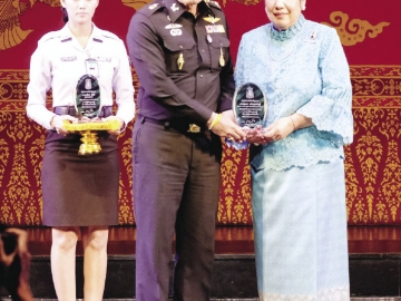 พลโทเทพพงศ์ ทิพยจันทร์ มอบโล่ให้ สุมนา อภินรเศรษฐ์ รองประธานวัดป่าสิริวัฒนวิสุทธิ์ ในพระองค์ฯ