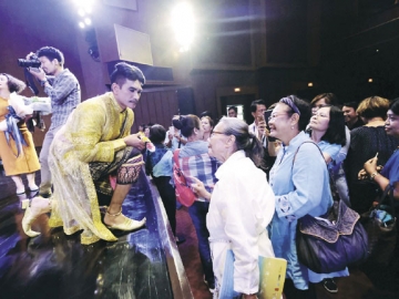 คุณหญิงวิมล ศิริไพบูลย์ “ทมยันตี” ทักทาย “ผู้พันเบิร์ด” พันโทวันชนะ สวัสดี