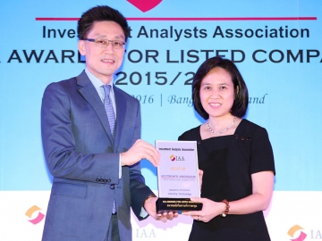 Best IR : ทมยันตี คงพูลศิลป์ ผช.กก.ผอ.ด้านนักลงทุนสัมพันธ์ บมจ.อินทัช โฮลดิ้งส์ รับรางวัลนักลงทุนสัมพันธ์ยอดเยี่ยม ในกลุ่มอุตสาหกรรมเทคโนโลยี จาก ไพบูลย์ นลินทรางกูร นายกสมาคมนักวิเคราะห์การลงทุน ในงาน “IAA Awards for Listed Companies”