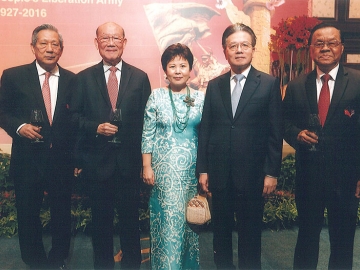 ครบรอบ 89 ปี : ฯพณฯเอกอัครราชทูตสาธารณรัฐประชาชนจีนประจำประเทศไทย มร.หนิง ฟู่ขุย จัดงานเลี้ยงฉลองครบรอบ 89 ปี แห่งการก่อตั้งกองทัพปลดปล่อยสาธารณรัฐประชาชนจีน ณ ห้องแกรนด์บอลรูม โรงแรมแชงกรี-ลา กรุงเทพฯ โดยมี พินิจ จารุสมบัติ, พล.อ.วิชิต ยาทิพย์ และ ไกรสร จันศิริ มาร่วมงาน