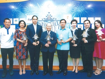 เฉลิมพระเกียรติ : ฯพณฯธานินทร์ กรัยวิเชียร องคมนตรีและรองประธานกรรมการ
มูลนิธิส่งเสริมศิลปาชีพในสมเด็จพระนางเจ้าสิริกิติ์ พระบรมราชินีนาถ เป็นประธาน
ในงานแถลงข่าว การจัดงานมหกรรม “งานศิลป์ของแม่” จัดขึ้นเพื่อเฉลิม
พระเกียรติสมเด็จพระนางเจ้าสิริกิติ์ พระบรมราชินีนาถ เนื่องในโอกาสมหามงคลเจริญ
พระชนมพรรษา 84 พรรษา โดยมี วินิจ เลิศรัตนชัย, มยุรี ชัยพรหมประสิทธิ์, วัชร วัชรพล, อัญชลี หวังวีระมิตร, นิติกร กรัยวิเชียร และธัญรักษ์ ณ วังขนาย มาร่วมงาน ณ ไลฟ์สไตล์ ฮอลล์ ชั้น 2 ศูนย์การค้าสยามพารากอน