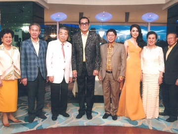 สุขสันต์วันเกิด : พล.ต.อ.สันต์ ศรุตานนท์ จัดเลี้ยงฉลองวันคล้ายวันเกิด
ครบรอบ 72 ปี ณ ห้องลอร์ดจิมส์ โรงแรมแมนดาริน โอเรียนเต็ล กรุงเทพฯ โดยมี ดร.วิษณุ เครืองาม, ชวรัตน์-ทัศนีย์ ชาญวีรกูล, ยุวเรส กังสถาน, 
ดาริกา-ศ.นพ.เหลือพร ปุณณกันต์ ร่วมอวยพรด้วยความอบอุ่น