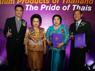 ยอดเยี่ยม : อรรชกา สีบุญเรือง รมว.กระทรวงอุตสาหกรรม ร่วมยินดี พร้อมให้เกียรติถ่ายรูปร่วมกับ ฉัตรชัย วิรัตน์โยสินทร์ ผช.กก.ผจญ.บจ.บุญรอดบริวเวอรี่,นพ.วิชัย วิจิตรพรกุล และ กมลา ทองกร โรงเรียนแบดมินตันบ้านทองหยอด ในโอกาสได้รับการคัดเลือกจากกระทรวงอุตสาหกรรม ให้รับรางวัล “พรีเมียมโปรดักส์ ออฟ ไทยแลนด์- เดอะไพรด์ ออฟ ไทย” ประจำปี 2559 รางวัลเชิดชูเกียรติในฐานะองค์กรหรือบุคคลที่สร้างสรรค์ผลิตภัณฑ์หรือบริการระดับประเทศ ที่มีคุณภาพยอดเยี่ยม สร้างชื่อเสียงให้แก่ประเทศไทยในระดับโลก ในงาน ไทยแลนด์ อินดัสทรี เอ็กซ์โป 2016 ที่อิมแพค เมืองทองธานี