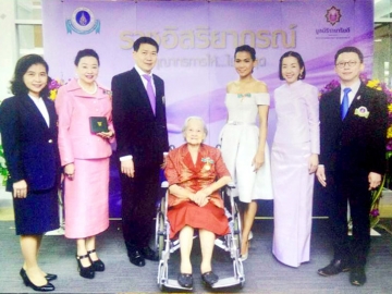 ให้...ไม่สิ้นสุด : มูลนิธิรามาธิบดี ในพระราชูปถัมภ์สมเด็จพระเทพรัตนราชสุดาฯ สยามบรมราชกุมารี จัด “งานราชอิสริยาภรณ์ คุณากรการให้...ไม่สิ้นสุด ประจำปี 2558 เพื่อแสดงความยินดีกับผู้บริจาคที่ได้รับมอบเครื่องราชอิสริยาภรณ์อันเป็นที่สรรเสริญยิ่งดิเรกคุณาภรณ์ สำหรับผู้ที่บริจาคให้กับมูลนิธิฯ เพื่อช่วยเหลือกิจการของคณะแพทยศาสตร์ รพ.รามาธิบดี โดยมี ศ.นพ.ปิยะมิตร ศรีธรา คณบดีคณะแพทยศาสตร์ รพ.รามาธิบดี และประธานคณะกก.บริหารมูลนิธิรามาธิบดีฯ เปิดงาน ณ ชั้น 9 อาคารเรียนและปฏิบัติการรวมด้านการแพทย์และโรงเรียนพยาบาลรามาธิบดี