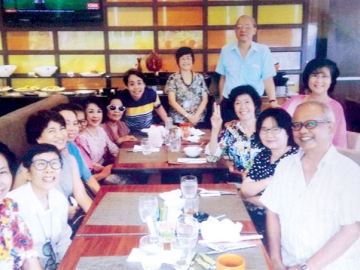 สังสรรค์ : ชาววารสารศาสตร์ ม.ธรรมศาสตร์ รุ่นจบปี 2516 มี สุรศักดิ์ แก้วพรหมาลย์,จารุณี ดิษยะศริน และเพื่อนๆ นัดรวมตัวมาพบปะสังสรรค์เป็นประจำ หลังจากที่ไม่ได้พบกันมานาน ท่ามกลางบรรยากาศอบอุ่นเป็นกันเอง รำลึกรื้อฟื้นความหลังกันอีกครั้งอย่างสนุกสนาน ณ โรงแรมฮอลิเดย์อินน์ สีลม