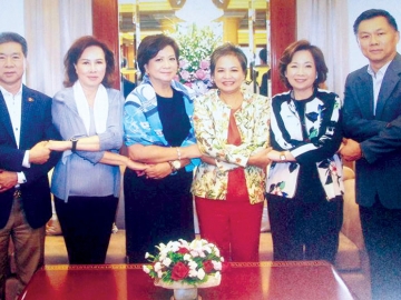 วางแผน : นันทพร สุริยกุล ณ อยุธยา นายกสโมสรซอนต้ากรุงเทพ 9 เป็นประธานจัดประชุมพิเศษเพื่อวางแผนนโยบายบริหาร โดยมี ฐนนท์ศรณ์ เลิศฤทธิ์ศิริกุล,นิมิต ดำรงรัตน์,ดร.สมฤดี ศรีจรรยา,วัลย์ณี ทวีแสงศิริ และ ภัทรกร วรรณภิญโญ พร้อมด้วยคณะกก.บริหารเข้าร่วมประชุม ณ ห้องดิ เอมเมอรัลด์ สวีท โรงแรมดิ เอมเมอรัลด์