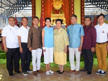 ปักเครื่องโขน : ท่านผู้หญิงจรุงจิตต์ ทีขะระ ประธานคณะกรรมการอำนวยการ นำคณะชมเบื้องหลังการปักเครื่องโขน สำหรับการแสดงโขนมูลนิธิส่งเสริมศิลปาชีพฯ ประจำปี 2559 ตอน “พิเภกสวามิภักดิ์” โดยมี พลเรือเอกสำเภา พลธร, อาจารย์ประเมษฐ์ บุณยะชัย, อาจารย์วีรธรรม ตระกูลเงินไทย และ ดร.อนุชา ทีรคานนท์ ร่วมชม ณ ศูนย์ศิลปาชีพสีบัวทอง อ.แสวงหา จ.อ่างทอง