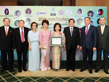 สตรีนักอนุรักษ์โลก : วิจิตรา อร่ามวัฒนานนท์ รองประธานกรรมการบริหาร บริษัท ซีเวลท์โฟรเซ่น ฟู้ด จำกัด เข้ารับรางวัล “สุดยอดสตรีนักอนุรักษ์โลก” ประจำปี 2559 จากสหพันธ์สมาคมสตรีนักธุรกิจและวิชาชีพแห่งประเทศไทยฯ โดยมี ศิริธัช โรจนพฤกษ์, ธานิศ เกศวพิทักษ์, วรรณี ลีลาเวชบุตร, ดร.รัชนีพร พุคยาภรณ์ พุกกะมาน, ดร.พจน์ อร่ามวัฒนานนท์, มารชัย กองบุญมา และ พลอากาศเอกพิธพร กลิ่นเฟื่อง ร่วมแสดงความยินดี ณ โรงแรมแกรนด์ไฮแอท เอราวัณ กรุงเทพฯ