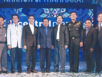 เปิดศูนย์การค้า : พีระศักดิ์ หินเมืองเก่า เป็นประธานเปิดศูนย์การค้าเซ็นทรัลพลาซา นครศรีธรรมราช ไลฟ์สไตล์ช็อปปิ้งคอมเพล็กซ์มูลค่ากว่า 3,500 ล้านบาท อย่างยิ่งใหญ่ โดยมี สุทธิธรรม จิราธิวัฒน์, ปรีชา เอกคุณากูล, พันตำรวจเอกสุเชษฐ์ ทรัพย์มี, วิทยา แก้วภราดัย, พลตรีคุณวุฒิ หมอแก้ว, พยงค์ สงวนถ้อย และ ชินวรณ์ บุณยเกียรติ ร่วมงาน ณ ศูนย์การค้าเซ็นทรัลพลาซา นครศรีธรรมราช