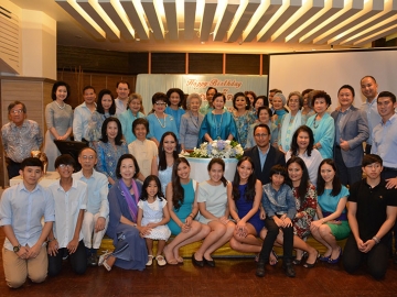 ครบ 6 รอบ : สุดถนอม กรรณสูต และครอบครัว ร่วมจัดงานเลี้ยงฉลองวันเกิดครบรอบ 72 ปี แด่ สุพัฒนา อาทรไผท ณ ห้องเดอะ เซลล่าร์ โรงแรมดุสิตธานี กรุงเทพฯ โดยมี ท่านผู้หญิงสุมาลี จาติกวนิช, วิภาดา โทณวณิก, เฉิดโฉม เจียรนัย และเพื่อนพ้อง ร่วมอวยพรท่ามกลางบรรยากาศอันอบอุ่น