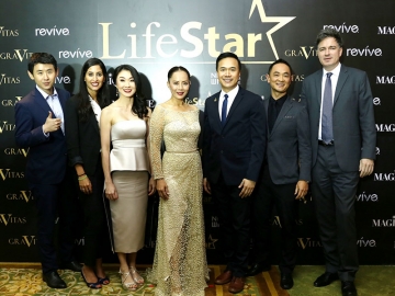 แต่งตั้งพรีเซ็นเตอร์ : ดร.ชาคริต พิชญางกูร กรรมการผู้จัดการ บริษัท ไลฟ์สตาร์ จำกัด แต่งตั้ง ต่าย-เพ็ญพักตร์ ศิริกุล เป็นพรีเซ็นเตอร์ของผลิตภัณฑ์ “กราวีธัส” เซรั่มฟื้นฟูผิว ชะลอความหย่อนคล้อยและลดริ้วรอยลึก โดยมี พรพรรณ เตชรุ่งชัยกุล พร้อมผู้เชี่ยวชาญจากสถาบันวิจัยในประเทศญี่ปุ่น, ฝรั่งเศส และสวิตเซอร์แลนด์ ร่วมแสดงความยินดี ณ รร.ดุสิตธานี กรุงเทพฯ
