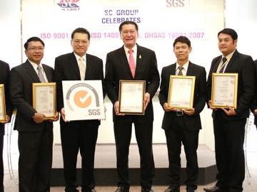 รับรองระบบมาตรฐาน : จิโรจ ณ นคร กก.ผจก.บจ. เอสจีเอส (ประเทศไทย) มอบใบรับรองระบบมาตรฐานการจัดการด้านคุณภาพและสิ่งแวดล้อม รวมทั้งระบบการจัดการด้านชีวอนามัยและความปลอดภัย ให้แก่ ณัฐภพ รัตนสุวรรณทวี ประธานกก.และ กก.ผจญ. ณ บ. เอสซี กรุ๊ป
