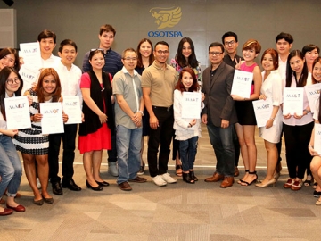 ส่งเสริมความรู้ : สาวิตรี แก่นศักดิ์ศิริ ผจก.กองสื่อสารองค์กร บจ.โอสถสภา, รัชวิน จิวังกูรผจก.กองสินค้าทเวลฟ์พลัส, ไตรลุจน์ นวะมรัตน นายกสมาคมมีเดียเอเจนซี่และธุรกิจสื่อฯมอบใบประกาศโครงการ “พัฒนาหลักสูตรการบริหารช่องทางการสื่อสาร” รุ่นที่ 5 แก่ผู้ผ่านการอบรมจำนวน 20 ราย ณ บจ.โอสถสภา สนญ.