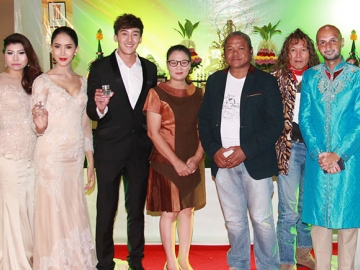 ร่วมบุญสร้างพระพิฆเนศ : อ.ธนภัทร มังษี (อ.เกง รณกร) ,อ.อันญ่า ยิปซีมหัสจรรย์ และคณะร่วมแถลงข่าวจัดสร้างองค์พระพิฆเนศนวสิรมงคล คณปติ เพื่อนำรายได้ส่วนหนึ่งช่วยสาธารณกุศล ผู้ป่วยโรคไตและเด็กกำพร้า พร้อมเปิดตัวน้ำหอมเสริมสิริมงคล ณ ศูนย์การค้าเอสพลานาด รัตนาธิเบศร์