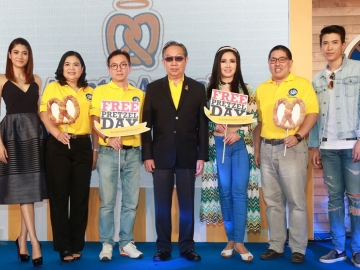 ฟรี! เพรทเซล เดย์ 2016 : สุทธิเกียรติ จิราธิวัฒน์ เปิดงาน “Auntie Anne’s, Original Of Happiness Free Pretzel Day 2016” โดยมี อาภัสรา หงสกุล, อิศเรศ จิราธิวัฒน์, ป๊อก-ภัสสรกรณ์ จิราธิวัฒน์ และ มาร์กี้-ราศรี บาเล็นซิเอก้าร่วมแบ่งปันความสุขแก่แฟนคลับเพรทเซล ที่ศูนย์การค้าเซ็นทรัลเวิลด์