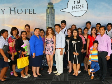 ยินดีต้อนรับ : วรมน ใบหยก เหรัญญิก สโมสรโรตารีกรุงเทพกล้วยน้ำไท ต้อนรับนันทวัชร กี่สง่า นายกสโมสรโรตารีพระพุทธบาทสระบุรี และ ดร.อภิรัตน์ กี่สง่าอุปนายกสมาคมท่องเที่ยวสระบุรี พร้อมคณะจากภาควิชาคหกรรมเพื่อการโรงแรม วิทยาลัยเทคนิคลพบุรี ที่มาเยี่ยมชมโรงแรมใบหยกสกาย ประตูน้ำ