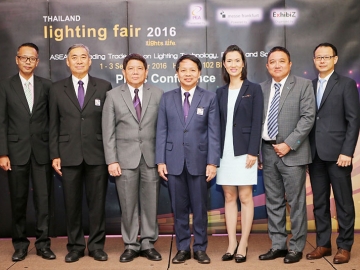 ร่วมโชว์นวัตกรรมไฟฟ้า : เสริมสกุล คล้ายแก้ว ผู้ว่าการการไฟฟ้าส่วนภูมิภาค (PEA) เป็นประธานแถลงข่าวเตรียมความพร้อมการจัดงาน Thailand Lighting Fair 2016 พร้อมด้วย พาขวัญ เจียมจิโรจน์ และ นิคม เลิศมัลลิกาพร ร่วมด้วยตัวแทนบริษัทด้านไฟฟ้าแสงสว่างชั้นนำร่วมแสดงนวัตกรรมไฟฟ้าแสงสว่างอัจฉริยะ ที่ีโรงแรมโซฟิเทล สุขุมวิท