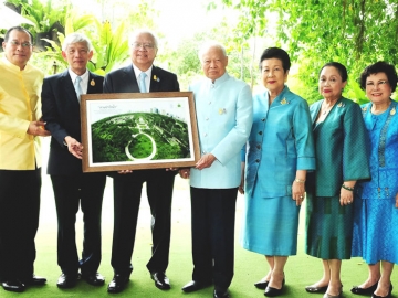 “สวนป่ารักน้ำ” เฉลิมพระเกียรติฯ : ฯพณฯพลเอกเปรม ติณสูลานนท์ ประธานกรรมการมูลนิธิสวนสมเด็จพระนางเจ้าสิริกิติ์ฯ เป็นประธานในพิธีส่งมอบ “สวนป่ารักน้ำ” เฉลิมพระเกียรติฯ เพื่อสนองพระราโชบายในการเพิ่มพื้นที่ป่าสีเขียวให้เป็นปอดแห่งใหม่ใจกลางกรุงเทพมหานคร โดยมี ดร.จิรายุ อิศรางกูร ณ อยุธยา,ท่านผู้หญิงจรุงจิตต์ ทีขะระ,ท่านผู้หญิงอรนุช อิศรางกูร ณ อยุธยา,ดร.วีระชัย ณ นคร,คุณหญิงปราณี เอื้อชูเกียรติ และ กิตตินันท์ ขาวสุทธิ์ ร่วมเป็นสักขีพยาน
