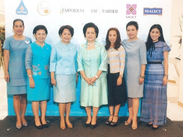 เทิดพระเกียรติ : ท่านผู้หญิงภรณี มหานนท์ และ สุธาวดี ศิริธนชัย จัดงาน “ดิ เอ็มดิสทริค ร้อยรักความผูกพัน สานฝันจากแม่หลวง” เพื่อเทิดพระเกียรติ สมเด็จพระนางเจ้าสิริกิติ์ พระบรมราชินีนาถ เนื่องในโอกาสมหามงคลเฉลิมพระชนมพรรษา 84 พรรษา โดยมี ปิยวรา ทีขะระ,พิมพาพรรณ ชาญศิลป์,อัมพวัน พิชาลัย,พนิตตา ศรีสะอาด และ เบญจรัตน์ เนติโพธิ์ อัตตาหกุล ร่วมงาน ณ เอ็มโพเรียม แกลอรี ชั้น M ศูนย์การค้า ดิ เอ็มโพเรียม