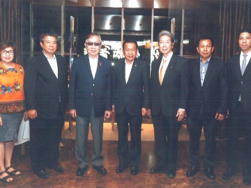 สร้างบุญใหญ่ : สุทธิเกียรติ จิราธิวัฒน์ ร่วมประชุมกับ พีระศักดิ์ หินเมืองเก่า ผู้ว่าราชการจังหวัดนครศรีธรรมราช ในการก่อสร้างซุ้มประตูเจดีย์พระพุทธเจ้า 5 พระองค์ พระเจ้าตากสินราชานุสรณ์ ณ วัดเขาขุนพนม อ.พรหมคีรี จ.นครศรีธรรมราช โดยมี สังข์ ว่องปรีชา,บุญชอบ ล้ออุไร,เสริมศักดิ์ สัตตบงกช,นฤมล พงษ์ชนะ และ ทัศน์ชัย พัฒนโกศัย ร่วมด้วย ที่ห้องเรดสกาย โรงแรมเซ็นทาราแกรนด์ เซ็นทรัลเวิลด์