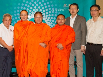 เรายกวัดมาไว้ที่เซเว่นฯ : ธานินทร์ บูรณมานิต ปธ.จนท.บห.บมจ.ซีพี ออลล์ นิมนต์ พระมหาวุฒิชัย วชิรเมธี บรรยายธรรมหัวข้อ “ที่สุดแห่งความดี” โดยมี พระคาเรน แลนส์ จาก สถาบันวิมุตตยาลัย จ.เชียงราย ร่วมเสวนาธรรม ท่ามกลางพนักงานและผู้สนใจร่วมฟังธรรมกว่า 700 คน ที่อาคารซีพี ถนนสีลม