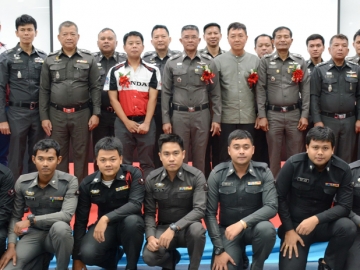 เพิ่มทักษะความชำนาญ : พล.ต.ต.ธีระพล ทิพย์เจริญ ผู้บังคับการตํารวจภูธรจังหวัดภูเก็ต และ อัครเดช โรจน์สิรวรพัฒน์ ผช.ผจก.ทั่วไป ส่วนงานวางแผนธุรกิจ บจก.เอ.พี. ฮอนด้า ร่วมกันเปิด “โครงการอบรมการขับขี่รถจักรยานยนต์เบื้องต้น” ให้แก่เจ้าหน้าที่ตำรวจ จ.ภูเก็ต ที่ศูนย์ฝึกขับขี่ปลอดภัย จ.ภูเก็ต