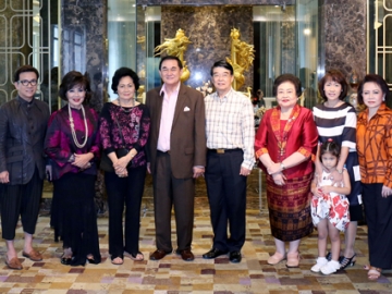 มังกรผงาดฟ้า : ดร.อัศวิน อิงคะกุลประธานกรรมการบริหาร มิราเคิล กรุ๊ป เปิดห้องอาหารจีนสุดหรูแนวใหม่ “ดรากอน” ที่รังสรรค์เมนูโดย เชฟป้อม- ธนรักษ์ ชูโต โดยมี พล.อ.อดุลยเดช อินทะพงษ์ ผอ.สํานักงบประมาณ กระทรวงกลาโหม, พล.อ.สิงหา-พล.ต.หญิง คุณหญิงอัสนีย์ เสาวภาพ ประธานสภาสังคมสงเคราะห์แห่งประเทศไทยฯ, พล.ต.หญิง ภาณุมาศ อุทัยเสน, เพ็ญพักตร์ ศรีทอง, พัชนี เธียรธวัช, ดร.สมศักดิ์ ชลาชล ร่วมงาน ที่ชั้น 2 โรงแรมมิราเคิล แกรนด์ คอนเวนชั่น