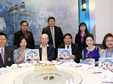 สวนดอกร้อยดวงใจ : วาริน-ผาณิต พูนศิริวงศ์ ที่ปรึกษากิตติมศักดิ์ งานสวนดอกร้อยดวงใจ เนื่องในวันมหิดล ต้อนรับ ศ.คลินิก นพ.วัฒนา นาวาเจริญ 
คณบดีคณะแพทยศาสตร์ มหาวิทยาลัยเชียงใหม่ ประธานมูลนิธิ โรงพยาบาลสวนดอก พร้อมด้วย ศ.ดร.นพ.คม สุคนธสรรพ์, นพ.วัฒนา ชาติอภิศักดิ์, รศ.สดศรี เผ่าอินจันทร์, รศ.ธีรภัทร์ วรรณฤมล, ผศ.ลัดดา เฉลากิตติ ในโอกาสเชิญชวนชมรายการโทรทัศน์การกุศล “สวนดอกร้อยดวงใจ...เพื่อผู้สูงวัย” วันที่ 9 เดือนกันยายน ทางสถานีโทรทัศน์โมเดิร์นไนน์ทีวี เวลา 22.30 น. รายได้สมทบสร้างอาคาร ศูนย์ดูแลผู้สูงอายุระยะยาว โรงพยาบาลสวนดอก จ.เชียงใหม่