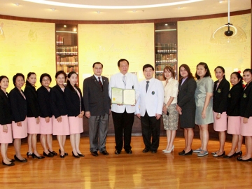 ครัวอนามัย : ยงวุฒิ เสาวพฤกษ์ ผู้อำนวยการสถาบันอาหาร กระทรวงอุตสาหกรรม มอบใบรับรองระบบสุขลักษณะในการผลิตสำหรับสถานที่ผลิตและให้บริการอาหาร GMP in Mass Catering และการตรวจรับรองระบบ HACCP ให้แก่โรงพยาบาลศิริราชต่อเนื่องเป็นปีที่ 6 โดยมี ผศ.นพ.วิศิษฏ์ วามวาณิชย์ ผู้อำนวยการโรงพยาบาลศิริราช รับมอบ ณ ฝ่ายโภชนาการ โรงพยาบาลศิริราช